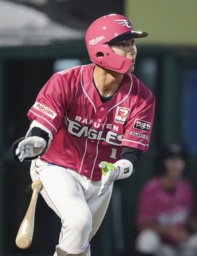 　４回楽天２死、宗山が右中間に本塁打を放つ＝楽天モバイルパーク