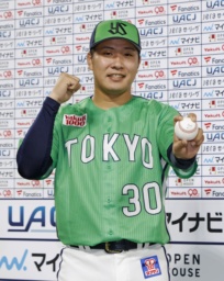 　プロ初勝利を挙げたヤクルト・荘司＝神宮