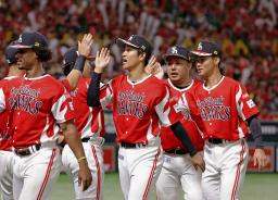 　オリックスに勝利しタッチを交わす柳町（中央）らソフトバンクナイン＝みずほペイペイドーム