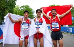 　陸上男子ハーフマラソンで優勝した工藤慎作（中央）。左は銅メダルの上原琉翔＝ボーフム（（Ｃ）Ｎｉｋｌａｓ　Ｈａｅｒｔｉｇ／Ｒｈｉｎｅ－Ｒｕｈｒ　２０２５、共同）