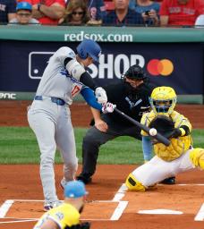 　レッドソックス戦の１回、３８号となる先頭打者本塁打を放つドジャース・大谷＝ボストン（共同）