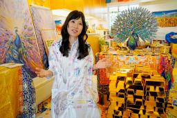 　七仙羽の名で活動する風水師の女性＝６月、香港（共同）