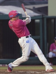 　６回楽天無死一塁、ボイトが左越えに逆転２ランを放つ＝楽天モバイルパーク