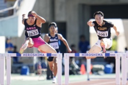 　男子４００メートル障害を４９秒８４の大会新で制した洛南の後藤大樹。右は東福岡の家入俊太＝ホットスタッフフィールド広島