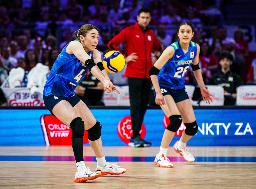 　３位決定戦のポーランド戦でレシーブする日本の石川。右は佐藤＝ウッジ（Ｖｏｌｌｅｙｂａｌｌ　Ｗｏｒｌｄ提供・共同）