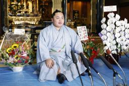 　大相撲名古屋場所での初優勝から一夜明け、記者会見する琴勝峰＝２８日、名古屋市の佐渡ケ嶽部屋宿舎