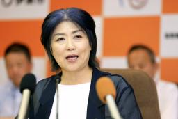 　定例記者会見する静岡県伊東市の田久保真紀市長＝２８日午前、伊東市役所