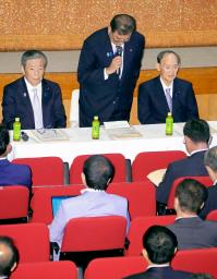 　両院議員懇談会の冒頭、与党過半数割れとなった参院選について陳謝する自民党総裁の石破首相（中央）＝２８日午後、東京・永田町の党本部