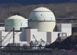 　北海道泊村の北海道電力泊原発３号機（右）