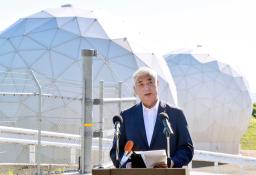 　航空自衛隊宇宙作戦群のレーダーサイトを視察後、記者団の取材に応じる中谷防衛相＝２８日午後、山口県山陽小野田市