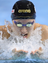 　女子１００メートル平泳ぎ予選　力泳する鈴木聡美＝シンガポール（共同）