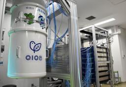 　大阪大で稼働した量子コンピューター。手前は特殊な冷凍機＝２８日午後、大阪府豊中市