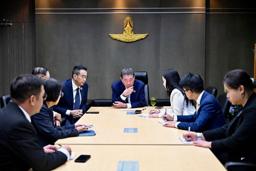 　トランプ米大統領と電話会談するタイのプムタム首相代行（中央）＝２８日、バンコク（タイ首相府提供、ＡＰ＝共同）