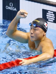 　男子５０メートル平泳ぎ予選を終えガッツポーズする谷口卓。２６秒６５の日本新記録を樹立した＝シンガポール（共同）