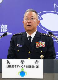 　記者会見する吉田圭秀統合幕僚長＝２９日午後、防衛省