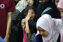 　パレスチナ自治区ガザ中部ヌセイラトで、イスラエル軍の空爆による犠牲者の死を悼む親族ら。ガザの保健当局は２０２３年１０月の戦闘開始以降のガザ側死者が６万人を超えたと発表した＝２９日（ゲッティ＝共同）