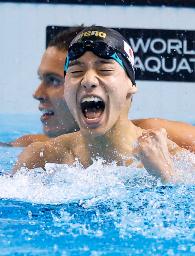 　男子２００メートル自由形決勝でゴールしガッツポーズする村佐達也。１分４４秒５４の日本新記録で銅メダルを獲得した＝シンガポール（共同）