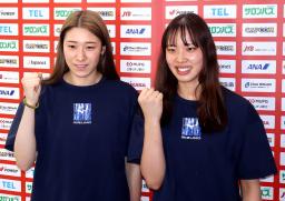 　ポーズをとるバレーボール女子日本代表の石川主将（左）ら＝２９日、成田空港