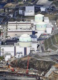 　北海道泊村の北海道電力泊原発（手前から）３号機、２号機、１号機＝４月