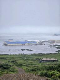 　津波が押し寄せた千島列島北部パラムシル島セベロクリーリスクの海岸とされる写真。工場が波にのまれたとしている（ロシア紙イズベスチヤの通信アプリより。３０日に投稿された）