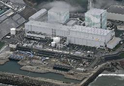 　東京電力福島第１原発の５号機（左奥）と６号機（右奥）前に設置されている処理水の放出設備＝２０２４年８月