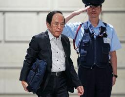 　日銀本店に入る植田総裁＝３０日午前