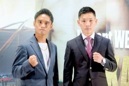 　ＷＢＡミニマム級王座決定戦に向けた記者会見でポーズをとる高田勇仁（左）と松本流星＝３０日、東京都内