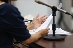　記者会見する男子生徒の母親＝３０日午後、大津市