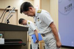 　記者会見で謝罪する斎藤聡海上幕僚長（右）＝３０日午後、防衛省