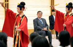 　沖縄県から訪れた小中学生「豆記者」らによる琉球舞踏を見る石破首相（中央）＝３０日午後、首相官邸