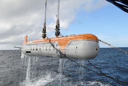 　深海巡航探査機「うらしま８０００」＝２１日、伊豆・小笠原海溝付近の海上（海洋研究開発機構提供）