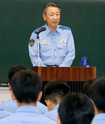 　初任科生に対し講話する群馬県警察学校の大木晋学校長＝前橋市、３０日午後