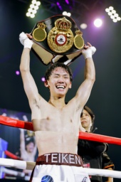 　エリック・ロサにＴＫＯ勝ちし、ＷＢＡライトフライ級の新王者となった高見亨介＝横浜ＢＵＮＴＡＩ