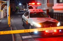 　女性が殴られた住宅周辺に張られた警察の規制線＝３０日夜、東京都江戸川区