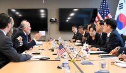 　２９日、ワシントンで協議する米韓の通商担当閣僚ら（韓国政府提供、聯合＝共同）