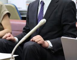 　札幌地裁に提訴し、記者会見する教員だった男性＝３１日午前、札幌市