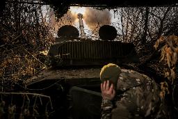 　ウクライナ東部ドネツク州のチャシフヤール近くで、ロシア軍側に向けて砲撃するウクライナ兵士＝昨年１１月（ウクライナ軍提供、ロイター＝共同）