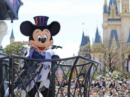 　パレードで踊るミッキーマウス＝２０２３年９月、千葉県浦安市の東京ディズニーランド