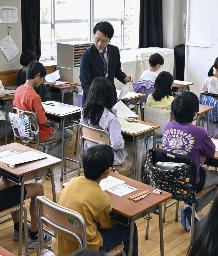 　東京都内の小学校で全国学力テストに臨む児童たち＝４月