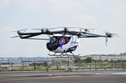 　スカイドライブが開発した「空飛ぶクルマ」＝３１日午前、大阪市此花区の夢洲