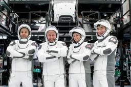 　国際宇宙ステーションに向かう油井亀美也さん（右端）ら４人の飛行士＝７月３日、米フロリダ州（スペースＸ提供）