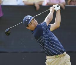 　第１日、１番でティーショットを放つ河本力。９アンダーで首位＝能登ＣＣ