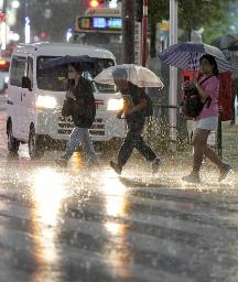 　大雨の中、傘を差して歩く人たち＝１０日、東京・池袋