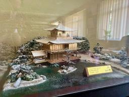 　ロシア極東サハリン州の州立総合学術図書館で展示される金閣寺の模型（同図書館のＨＰから・共同）