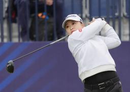 　第１ラウンド、１番でティーショットを放つ西郷真央＝ロイヤルポースコールＧＣ（共同）