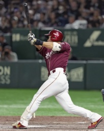 　９回楽天１死三塁、村林が勝ち越しの右犠飛を放つ＝東京ドーム