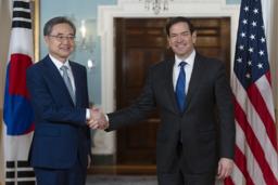 　ワシントンで握手を交わすルビオ米国務長官（右）と韓国の趙顕外相＝７月３１日（ＡＰ＝共同）