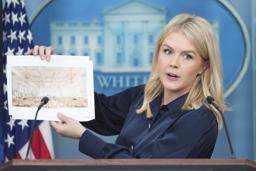 　ボールルームのイメージ図を手に記者会見するレビット米大統領報道官＝７月３１日、ワシントンのホワイトハウス（ＡＰ＝共同）