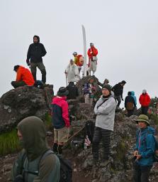 　解禁された男体山夜間登山に参加し、山頂で日の出を待つ登山者たち。この日、御来光は拝めなかった＝１日午前４時４５分ごろ、栃木県日光市