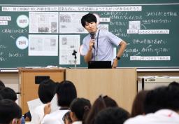 　ＮＩＥ全国大会で公開授業をする前野翔大教諭＝１日午前、神戸市